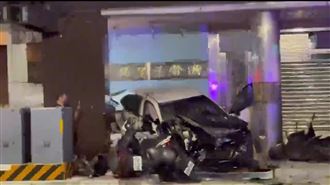 新／三重爆嚴重車禍　警車遭撞毀