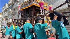 轎班扛起神轎讓信眾鑽轎底 ▲（圖／翻攝自寶島神很大）