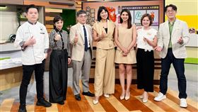 接棒江坤俊的陳欣湄（中）昨已進棚主持《健康2.0》，仍跟韋汝一起搭檔。（圖／翻攝臉書）