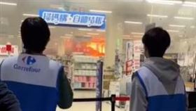畫面曝！屁孩殺蟲劑燒家樂福：起火還爆炸（圖／翻攝記者爆料網）