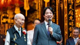 賴清德赴基隆慶安宮參香並揭贈匾額「安海福民」。（圖／總統府提供）