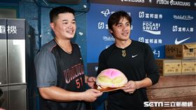 ▲統一獅一壘手陳鏞基41歲生日，隊友胡金龍送他壽桃。（圖／記者劉彥池攝影）