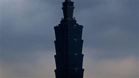 ▲今日15時15左右，台北天空烏雲密布。（圖／翻攝自台北觀光即時影像YT）

