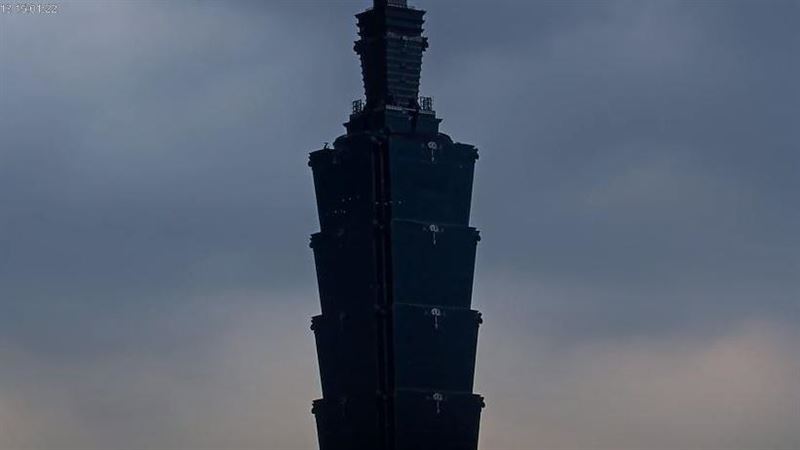 信義區天空全黑　台北人：雷聲超大快聾了