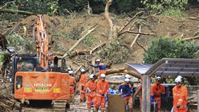 日本松山城旁12日清晨發生土石流沖毀民宅災情。（圖／美聯社／達志影像）