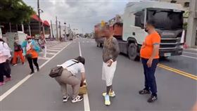 一名男子在馬路中央起乩。（圖／翻攝自臉書）