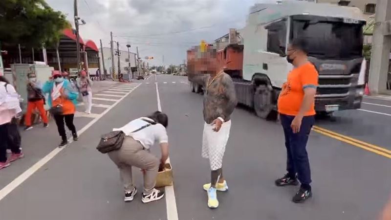 男馬路起乩濟公降駕　Cheap酸：神明吐血