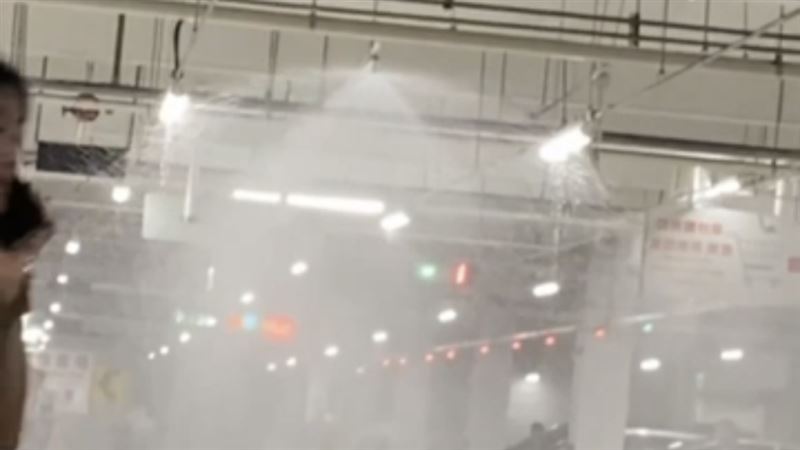 轎車撞柱竟啟動灑水　好市多停車場下大雨