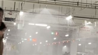 轎車撞柱竟啟動灑水　好市多停車場下大雨