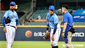 ▲富邦悍將右外野手陳真受傷退場。（圖／記者劉彥池攝影）