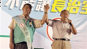 屏東長治鄉長補選  曹啟鴻力挺吳亮慶屏東縣長治鄉長補選共有4人角逐，前屏東縣長曹啟鴻（右）13日晚間為無黨籍參選人吳亮慶（左）站台助講，盼鄉親支持。（民眾提供）中央社記者李卉婷傳真  113年7月13日
