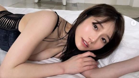 河北彩伽突曬辣照「下身沒穿」美腿看光了