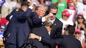 川普疑似遭槍擊。（圖／美聯社／達志影像）