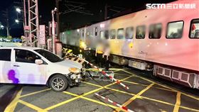 一輛白色自小客車，闖平交道慘遭自強號「削頭」，保險桿全毀。（圖／翻攝畫面）