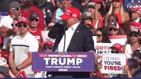 川普疑中彈。（圖／翻攝x）