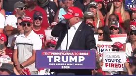 川普疑中彈。（圖／翻攝x）