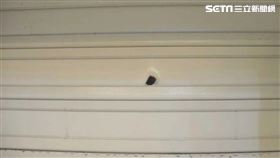 郭姓男子持改造手槍對民宅開1槍，子彈貫穿鐵捲門、卡入天花板。（圖／翻攝畫面）