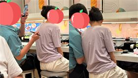吃迴轉壽司「筷子當髮簪」！插頭上還拍照被轟爆。圖／Threads