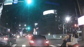 警方於路上發現歐男形跡詭異。（圖／警方提供）