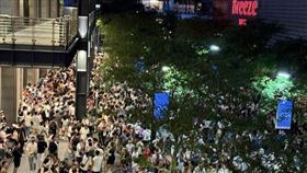 信義香堤大道深夜人潮塞爆
（圖／翻攝自臉書信義區三兩事）