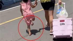 柏油,赤腳,新豐火車站,婦人,小女孩（圖／翻攝自《爆料公社》）