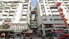 左右2棟大樓，中間出現2排類似空橋的住家，呈現「不甩地心引力」的懸空現象。（圖／翻攝doogle街景畫面）