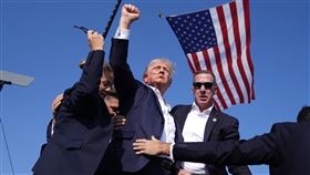 川普濺血仍喊「戰鬥」！槍擊牽動選情　共和黨議員：他剛剛已經贏了選舉。美聯社／達志影像