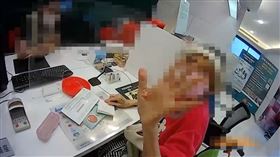 詐團專挑無知阿嬤下手，行為卑劣至極。（圖／警方提供）