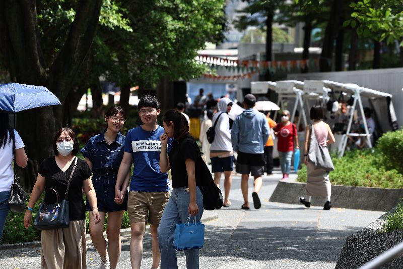 北市公告迪化、赤峰街商圈禁菸，8/1起取締開罰。圖為心中山線形公園逛街民眾