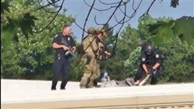 警方也在約一百多公尺外的一處民宅屋頂上發現疑似是槍手的屍體，顯然已經被狙擊手擊斃。
