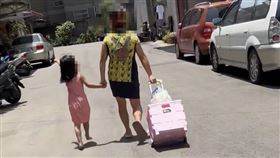 柏油,赤腳,新豐火車站,婦人,小女孩（圖／翻攝自《爆料公社》）