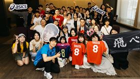 台灣亞瑟士也為喜愛排球的台灣球迷準備球星見面會，柳田選手與熱情的粉絲們互動。（圖／亞瑟士提供）