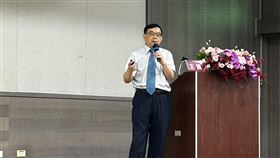 黃立民醫師表示，就近期數據來看，新冠死亡比流感高11.9倍，並憂LB.1變異株後續釀更大疫情。（圖／記者簡浩正攝影）