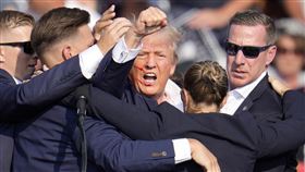 川普遇刺後振臂高呼！他拍下歷史性畫面 「曾獲普立茲獎」背景超狂　圖／達志影像／美聯社