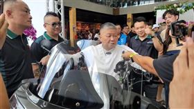 顏清標將近7年沒碰重機，現場重溫試騎市價250萬元頂級豪華重機，嘴角失守樂滋滋。（圖／翻攝畫面）