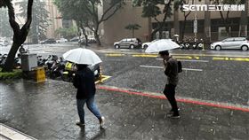 大雨／雷雨／下午/午後雷陣雨（圖／記者簡浩正攝）