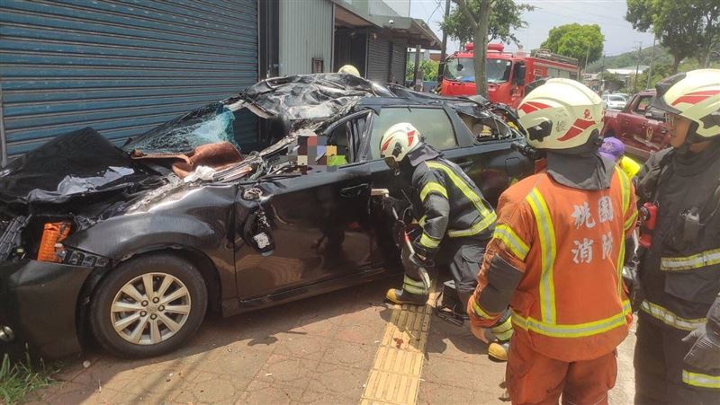 龜山3車事故！轎車車頂撞扁　1死5傷