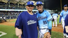 ▲富邦悍將張奕初登板收下勝投，賽後與張育成合照。（圖／富邦悍將提供）