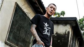 鳳梨公開入珠照被質疑不尊重老婆。（圖／翻攝自IG／鳳梨）