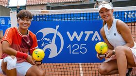 台灣網球好手曹家宜與泰國搭檔在瑞典巴斯塔德紅土女網賽女雙封后。（圖／翻攝自曹家宜IG）