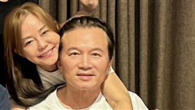 狄鶯po出緊摟老公孫鵬的照片，暢談「理解別人就是善待自己」。（圖／翻攝狄鶯臉書）