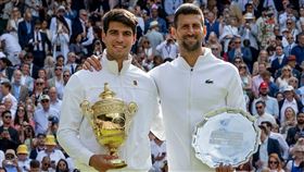 喬科維奇（右）直言艾卡拉茲（左）是當之無愧的贏家。（圖／翻攝自溫網官方X）
