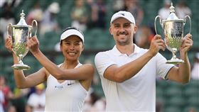 謝淑薇今年在溫布頓網球公開賽與搭檔傑林斯基（Jan Zielinski）在溫網奪下合拍來第2座混雙大滿貫冠軍。（圖／美聯社／達志影像）