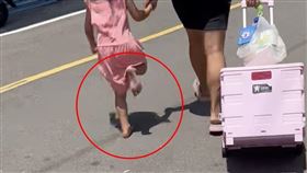 柏油,赤腳,新豐火車站,婦人,小女孩（圖／翻攝自《爆料公社》）