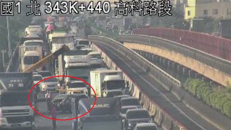 國道一號北向343.8公里處，高雄高科路段，今天（15日）上午發生轎車追撞貨櫃車事故，（圖／翻攝自1968APP）