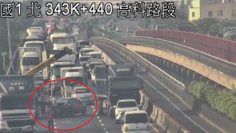 國道一號北向343.8公里處，高雄高科路段，今天（15日）上午發生轎車追撞貨櫃車事故，（圖／翻攝自1968APP）