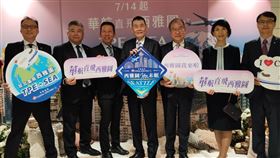 華航重啟台北-西雅圖航線中華航空14日晚間重啟台北-西雅圖航線，初期每週5班，每週一、二、四、六、日飛航。華航董事長謝世謙（中）說，希望2025年增為每天1班。中央社記者汪淑芬攝  113年7月14日