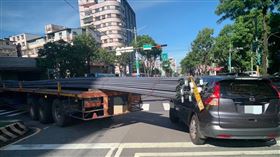 曳引車上的鋼筋直接砸中一旁的休旅車。（圖／翻攝畫面）