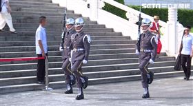 修正後的中正紀念堂三軍儀隊禮兵巡查及訓練展示（15）日上路
