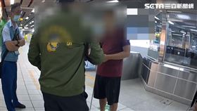 陳男最近重出江湖又惹事，大鬧巨蛋站，找工作人員幫忙引導時，看到女生從普通閘門出站就故意擠過去，被工作人員喝斥後腦羞罵人。（圖／翻攝畫面）

